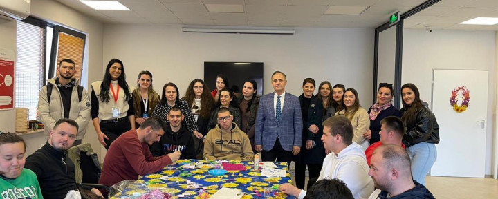 Studentët e vitit të parë nga Fakulteti i Shkencave Sociale, programi Kujdesi dhe Mirëqenia Sociale vizitojnë qendrën HANDIKOS në Gjakovë
